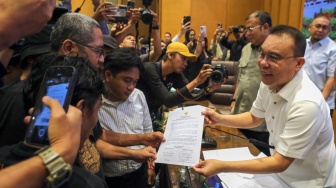 Wakil Ketua DPR Sufmi Dasco Ahmad (kanan) menunjukkan surat komitmen penyelesaian pembentukan RUU Perampasan Aset kepada perwakilan Aliansi Masyarakat Pati Bersatu (AMPB) di Kompleks Parlemen, Senayan, Jakarta, Kamis (27/8/2026). [ANTARA FOTO/Asprilla Dwi Adha/sgd/tom]