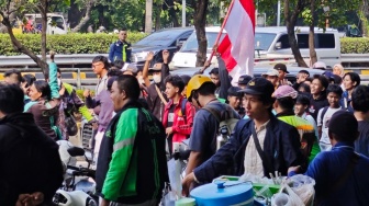 Warga Pati Bubar, Mahasiswa hingga Pelajar Lanjutkan Aksi di Depan DPR