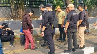 Massa Terus Padati Gedung DPR, Polisi Perketat Penjagaan dan Lakukan Pemeriksaan Acak