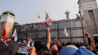 Sejumlah massa dari berbagai aliansi masyarakat saat menggelar aksi di depan Gedung DPR RI, Jakarta, Kamis (28/8/2026). [Suara.com/Alfian Winanto]