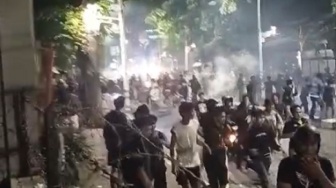 Palmerah Membara: Pospol Petamburan Dikabarkan Dibakar Massa, Gas Air Mata Pecah Berkali-kali