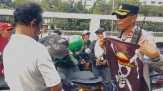 Ojol Bawa Bendera One Piece ke DPR Dicegat Polisi: Ini Simbol Lawan Koruptor