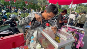 Untung Besar Berkat Unjuk Rasa, Pedagang Kopi hingga Gorengan Panen Omzet