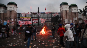 Sejumlah massa dari berbagai aliansi masyarakat saat menggelar aksi di depan Gedung DPR RI, Jakarta, Kamis (28/8/2026). [Suara.com/Alfian Winanto]