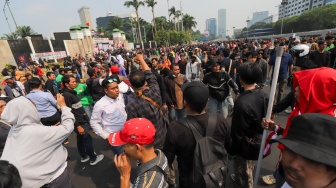 Sejumlah massa dari berbagai aliansi masyarakat saat menggelar aksi di depan Gedung DPR RI, Jakarta, Kamis (28/8/2026). [Suara.com/Alfian Winanto]