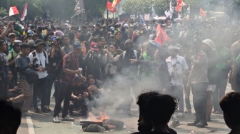 Detik-detik Massa Bakar Ban di Depan Gedung DPR