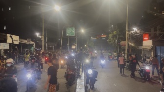 Pos Polisi Slipi Dirusak Massa, Warga Palmerah Rasakan Pedihnya Gas Air Mata