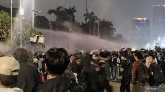 Demo DPR Ricuh, Polisi Bubarkan Massa dengan Gas Air Mata