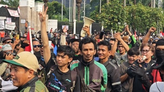 Sempat Tegang Gara-Gara Satpol PP, Massa Depan DPR Dengungkan 'Jaga Jakarta'