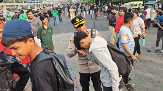 Cegah Ricuh, Polisi Minta Pelajar Demo di DPR Pulang: Pulang Ya? Salaman Dulu