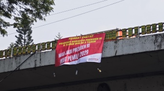 Spanduk Jangan Ganggu Mandat 5 Tahun Presiden Prabowo Terbentang di JPO Senayan