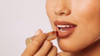 7 Rekomendasi Lipstik Nude untuk Bibir Gelap, Warnanya Pigmented dan Natural