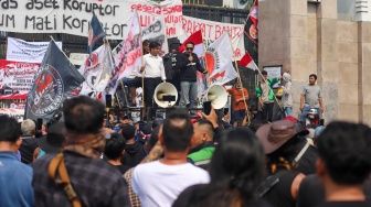 Sejumlah massa dari berbagai aliansi masyarakat saat menggelar aksi di depan Gedung DPR RI, Jakarta, Kamis (28/8/2026). [Suara.com/Alfian Winanto]