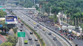 Foto udara suasana aksi demo yang digelar berbagai aliansi masyrakat di depan Gedung DPR RI, Jakarta, Kamis (27/8/2026). [Suara.com/Novi/Rayhan]