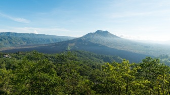 Mengapa Suhu Udara di Pegunungan Lebih Dingin daripada di Pantai?