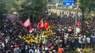 Dihadang Barikade Polisi, Massa Mahasiswa Tertahan di Senayan Park Saat Menuju Gedung DPR