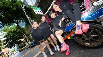 (ki-ka) Gaby Bunga Saputra (28 tahun), Risya Brabo (26 tahun), Cindy Gulla (29 tahun), dan Sabrina Hartanti (27 tahun) berfoto bersama di Bangkok, Thailand, sebelum menjalani kompetisi HYROX. [handout]