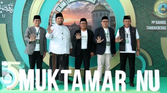 (Dari kiri kekanan) Kepala Cabang Bank BSN Malang Ata Nasrullah, Sekretaris Umum Pondok Pesantren Bahrul Ulum Khumaidi Abdillah Chisnulloh, Direktur Utama PT Bank Syariah Nasional Alex Sofjan Noor, Kepala Cabang PT Bank Syariah Nasional Surabaya Munawar Sholihin, dan Kepala Divisi Network & Digital Sales PT Bank Syariah Nasional Kurnia Muhamadi foto bersama saat berkunjung di Kantor Yayasan PP Bahrul Ulum, Jombang, Jawa Timur, Kamis (27/8/2026). [handout]
