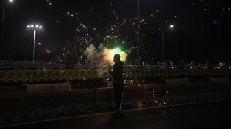 Massa menembakkan kembang api saat aksi di depan gedung DPR di kawasan Slipi, Jakarta, Kamis (27/8/2026). [ANTARA FOTO/Muhammad Adimaja/foc]