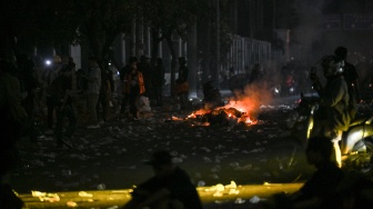 Massa membakar sampah di jalan saat mengelar aksi di depan kawasan Gedung DPR/MPR, Jakarta, Kamis (27/8/2026). [ANTARA FOTO/Hafidz Mubarak A/foc