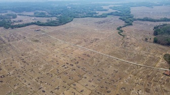 Foto udara lahan persawahan yang terdampak kekeringan di Desa Karangindah, Bojongmangu, Kabupaten Bekasi, Jawa Barat, Kamis (27/8/2026). [ANTARA FOTO/Darryl Ramadhan/wsj]