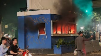 Demo 27 Agustus: Dua Pos Polisi di Slipi Dibakar, Separator Transjakarta Rusak Berantakan