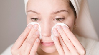 Jangan Asal Cuci Muka, Ini 7 Cara Membersihkan Pori Tersumbat Akibat Sunscreen Tebal