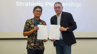 Commerce Director PT Cyberindo Aditama (CBN) Dedy Handoko (kiri) bersama Channel Lead Crayon Indonesia and Philippines (Distributor Wasabi Technologies) Kustiawan Kusumo usai menandatangani kerja sama antara CBN dan Wasabi Technologies di Jakarta, Kamis (27/8/2026). [handout]
