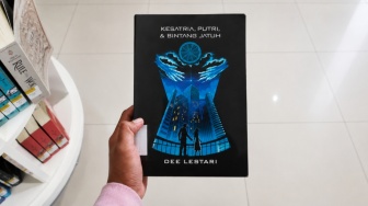 Sebelum Membaca Supernova, Kenali Dulu Kisah Cinta yang Rumit Ini