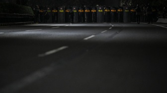 Polisi membentuk barikade di Jalan Tol Dalam Kota saat mengamankan aksi Aliansi Masyarakat Pati Bersatu di depan kawasan Gedung DPR/MPR, Jakarta, Kamis (27/8/2026). [ANTARA FOTO/Hafidz Mubarak A/foc]