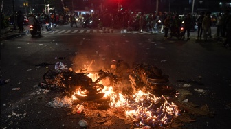 Kericuhan Pecah di Malam Hari Usai Demo 27 Agustus