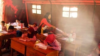 Ruang Kelas Ambruk: Siswa SDN 3 Wonorejo Belajar di Bawah Tenda Darurat