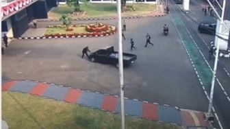 Bawa Sajam dan Mabuk, Sopir Pikap Terobos Gerbang DPR dan Tabrak Polisi Ditangkap!