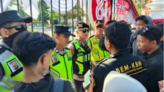 Pemasangan Spanduk Dilarang di Gedung Agung, Mahasiswa dan Polisi Berdebat
