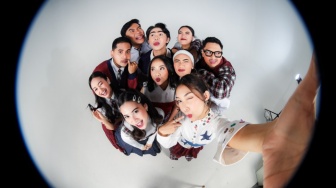 Senandung Gugusan Bintang, Perjalanan Baru Jakarta Movin Allstars di Luar Panggung Teater Musikal