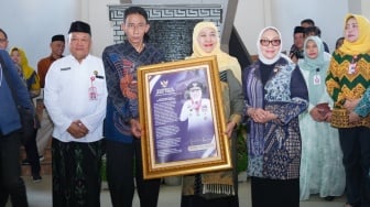 Gubernur Khofifah & Menteri PPPA Panen dan Tanam, Hadiri Pameran Produk SIKAP SMA, SMK, SLB Jombang