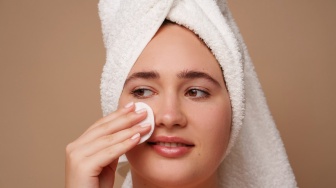 3 Rekomendasi Peeling Pad Mengandung AHA BHA: Wajah Halus, Noda Hitam Tersamarkan