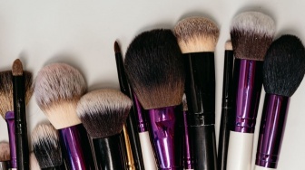 Mencuci Brush Makeup Pakai Sabun Apa? Ini Cara Membersihkannya agar Tetap Awet