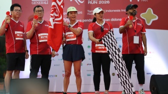 Rebecca Tan selaku President Director and CEO Generali Indonesia (tengah), Ratri Paramita selaku Plt Direktur Utama TMII (kedua dari kanan), Muhammad Sidik Heruwibowo selaku Komisaris Utama Bank Raya (kedua dari kiri), Yulius Manto selaku Director Batavia Prosperindo (paling kiri) dan Dr dr Faris Basalamah, SpJP(K) selaku Hospital Director Heartology Cardiovascular Hospital (paling kanan) saat melepas pelari atau flag off Generali Lion Heart Run 2026 di TMII, Jakarta, Minggu (30/8/2026). [handout]