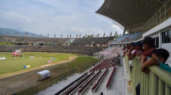 Penonton berdiri di tribun utama Stadion Utama Sumatera Barat di Lubuk Alung, Padang Pariaman, Sumatera Barat, Minggu (30/8/2026). [ANTARA FOTO/Fitra Yogi/nym]