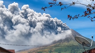 Gunung Sinabung Erupsi Lagi, Abu Vulkanik Membumbung 3.500 Meter