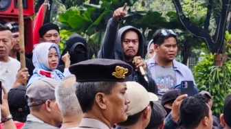 Dianggap 'Mencekik' Pedagang, Puluhan Massa Tolak Revitalisasi Pasar Sunter Podomoro di Balai Kota