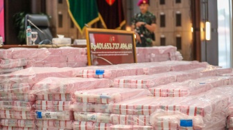 Barang bukti berupa uang tunai senilai Rp 401 Miliar terkait kasus dugaan korupsi tata kelola nikel ditampilkan saat konferensi pers di Gedung Bundar, Kejaksaan Agung, Jakarta, Senin (31/8/2026). [Suara.com/Alfian Winanto]