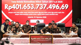 Direktur Penyidikan Jampidsus Kejagung Saiful Bahri Siregar (tengah), Kasubdit Penyidikan TPK dan TPPU pada Direktorat Penyidikan Jampidsus Abvianto Syaifulloh (kanan) dan Kepala Bidang Hubungan Media dan Kehumasan Puspenkum Kejagung Tri Sutrisno  (kiri) memberikan keterangan terkait kasus dugaan korupsi tata kelola nikel saat konferensi pers di Gedung Bundar, Kejaksaan Agung, Jakarta, Senin (31/8/2026). [Suara.com/Alfian Winanto]