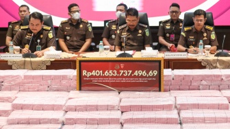 Direktur Penyidikan Jampidsus Kejagung Saiful Bahri Siregar (tengah), Kasubdit Penyidikan TPK dan TPPU pada Direktorat Penyidikan Jampidsus Abvianto Syaifulloh (kanan) dan Kepala Bidang Hubungan Media dan Kehumasan Puspenkum Kejagung Tri Sutrisno  (kiri) memberikan keterangan terkait kasus dugaan korupsi tata kelola nikel saat konferensi pers di Gedung Bundar, Kejaksaan Agung, Jakarta, Senin (31/8/2026). [Suara.com/Alfian Winanto]