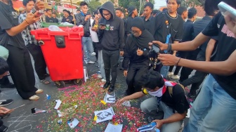 Aksi 'Duka' BEM SI Jatim di Grahadi: Sentil Anggaran Makan Bergizi Gratis di Tengah Bencana