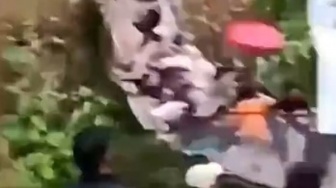Detik-detik Jembatan Gantung Pongpet Pangandaran Ambruk, Bupati Syok Netizen Kasih Komentar Pedas