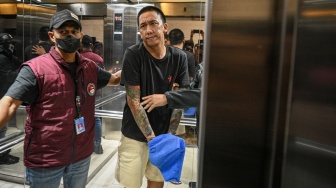 Petugas menggiring buronan kasus peredaran narkotika lintas negara Bayu Wicaksono alias Encek (kanan) setibanya di Bareskrim Polri, Jakarta, Minggu (30/8/2026). [ANTARA FOTO/Fauzan/nym]
