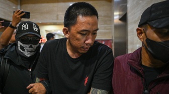 Petugas menggiring buronan kasus peredaran narkotika lintas negara Bayu Wicaksono alias Encek (tengah) setibanya di Bareskrim Polri, Jakarta, Minggu (30/8/2026). [ANTARA FOTO/Fauzan/nym]