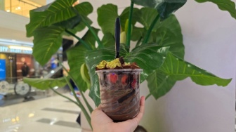 Mencoba Dessert Viral Dubai Chewy, Cokelat dan Strawberry dalam Satu Sajian